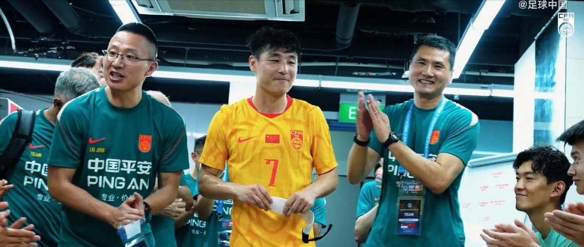 优雅！哈兰德女友更新小红书：第一次尝试中国风旗袍，我很喜欢